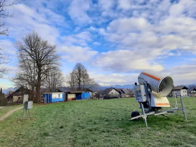 Potem ko so lani v tem času na Bonovcu uživali tekači iz vse Slovenije, letos na zelenih progah snežni topovi samevajo.