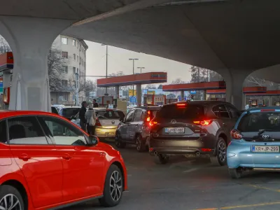 ﻿Bencinski servis Petrol - Šmartinska cesta v Ljubljani.- 07.03.2022 - podražitev pogonskih goriv v Sloveniji - gneča na bencinskih črpalkah - liter bencina dražji za deset centov, liter dizla dražji za dvajset centov - kolona vozil. //FOTO: Luka Cjuha