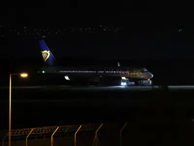 A Ryanair plane is seen on the runway, after landing at Athens' International Eleftherios Venizelos airport, following a bomb threat in midair, on the outskirts of Athens, Greece, January 22, 2023. REUTERS/Alkis Konstantinidis