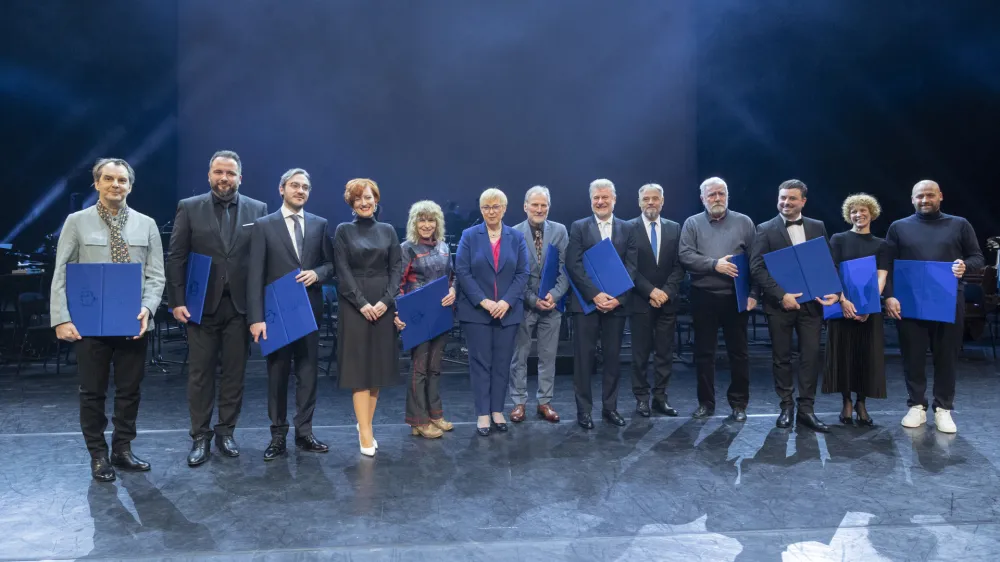 Letošnji prejemniki najvišjih odlikovanj v slovenski umetnosti na odru Cankarjevega doma. Foto:  Luka Cjuha