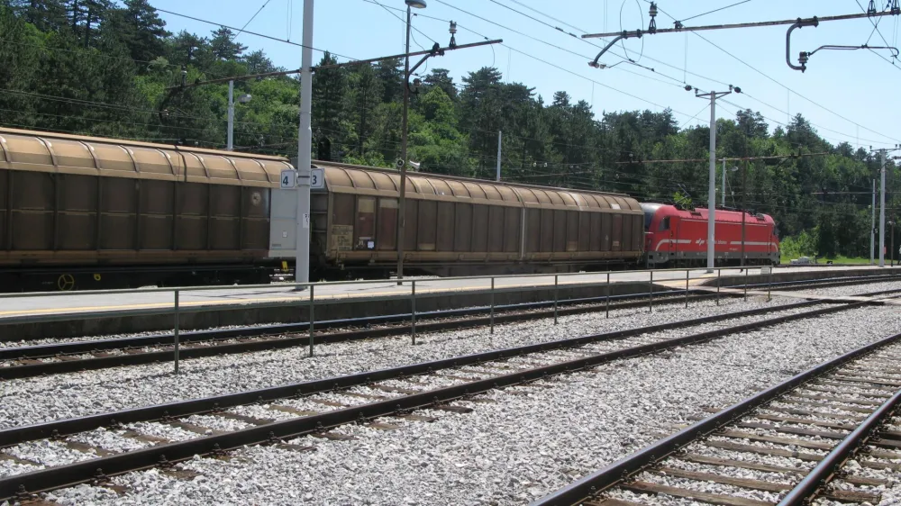 Železniška postaja Postojna, vlak, železnica