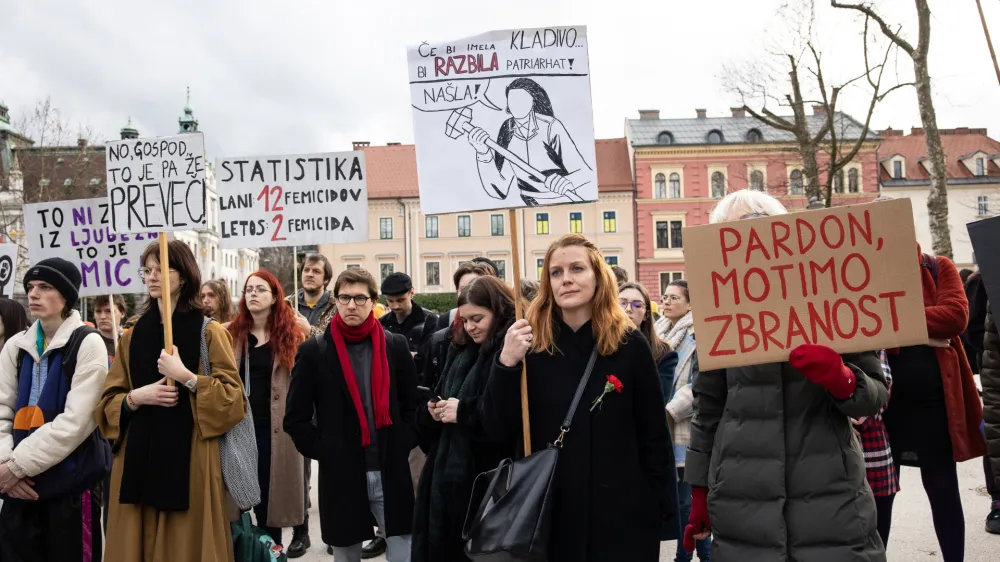 Ljubljana, Kongresni trg.<br>Feministicni protestni shod na temo Patriarhat ubija!, ki ga ob mednarodnem dnevu zensk pripravlja Iskrin delovni odbor za feminizem.