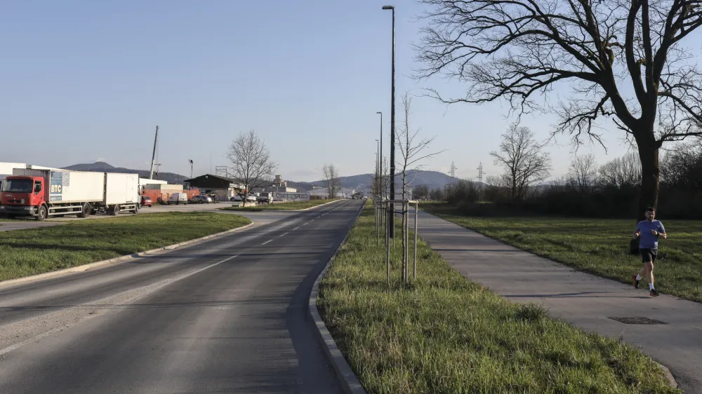 Namen nove ceste je vodenje tovornega in osebnega prometa, ki ga povzroča industrijsko območje Zaloga in Polja, po najkrajši poti na avtocestni priključek Sneberje. Foto: Jaka Gasar