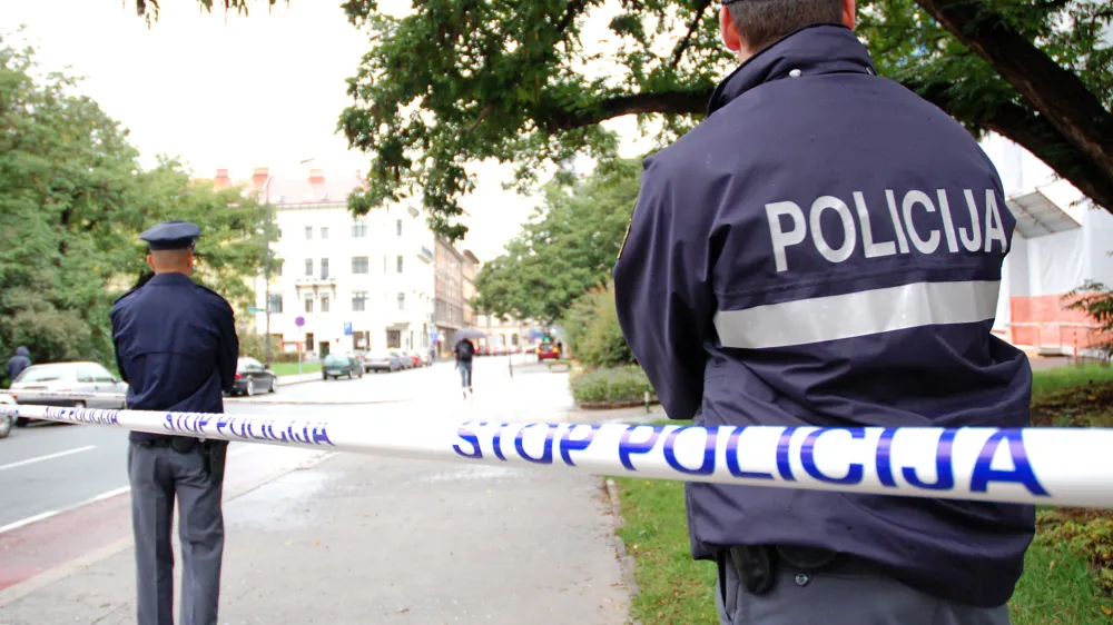 Stop policija, policisti zaradi grožnje z bombo zaprli dostope do sodišča v Ljubljana, Tavčarjeva sodišče, 27.9.2007