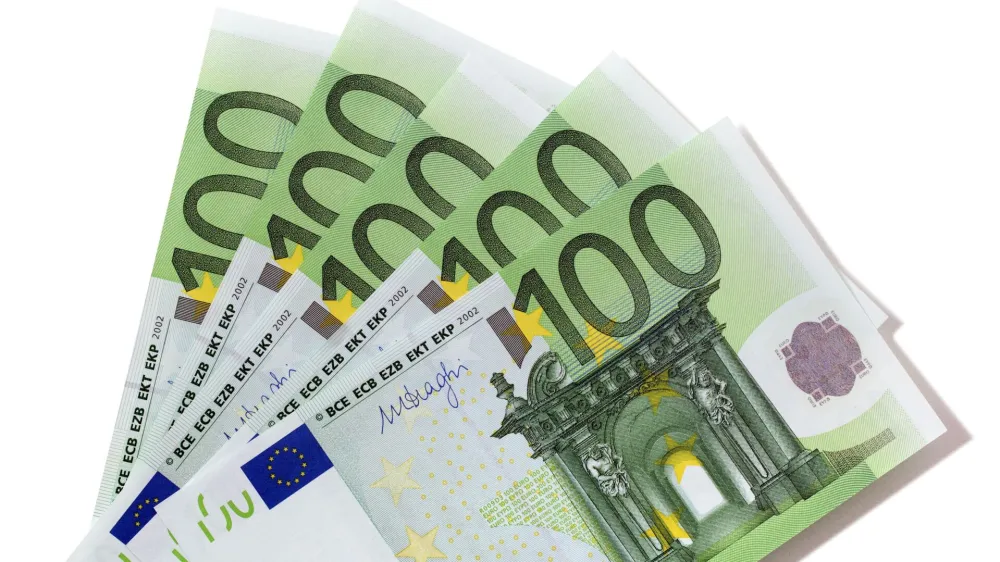 ﻿Euro 100 bills