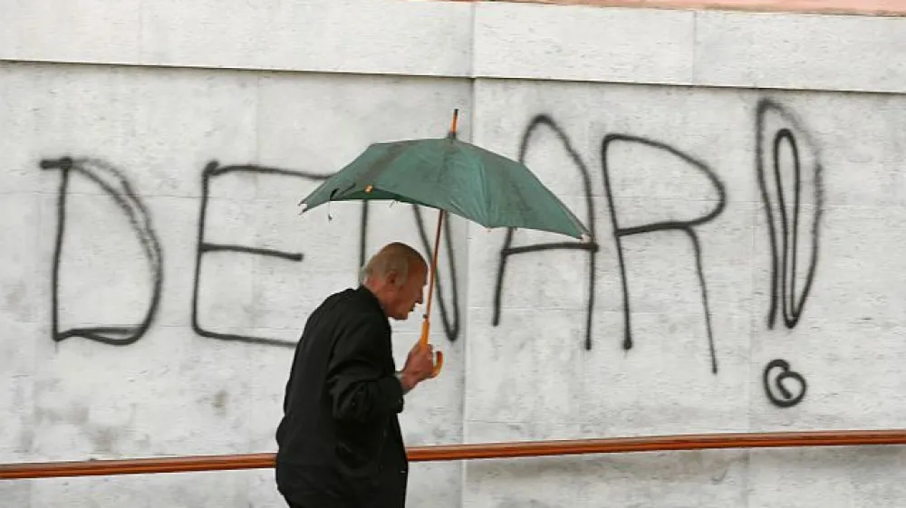 ﻿ilustrativna fotografija - grafit na ljubljanski frančiškanski cerkvi - DENAR - revščina/FOTO: Luka CjuhaOPOMBA: ZA OBJAVO V ČASOPISU DNEVNIK