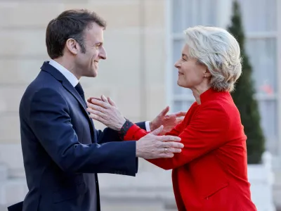 03 April 2023, France, Paris: French President Emmanuel Macron (L) welcomes European Commission President Ursula von der Leyen prior to their meeting at the Elysee Palace. Photo: Ludovic Marin/AFP/dpa