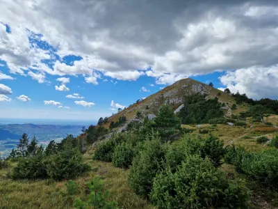 S 1237 metri nadmorske višine prelep razgled na dolino ponuja tudi vrh Kucelj na Čavnu.