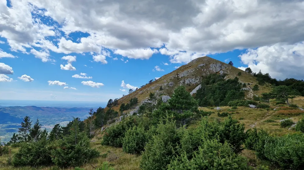 S 1237 metri nadmorske višine prelep razgled na dolino ponuja tudi vrh Kucelj na Čavnu.