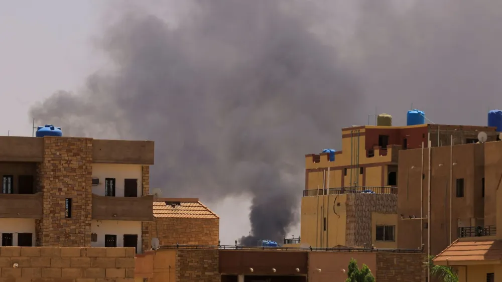 Smoke is seen rise from buildings during clashes between the paramilitary Rapid Support Forces and the army in Khartoum North, Sudan. April 22, 2023. REUTERS/ Mohamed Nureldin Abdallah