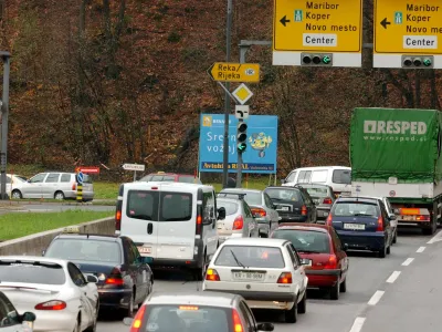 Šentvid - izvoz Gorenjske avtoceste, prometna gneča kolona, semafor, križišče