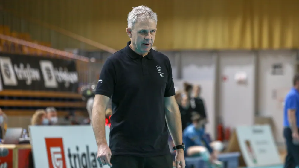 ﻿trener odbojkaric Branika Bruno Najdič- 21.12.2021 – odbojka – OK Branik: Calcit Volley, zaključni turnir slovenskega pokala, ženske: finale: //FOTO: Luka Cjuha.