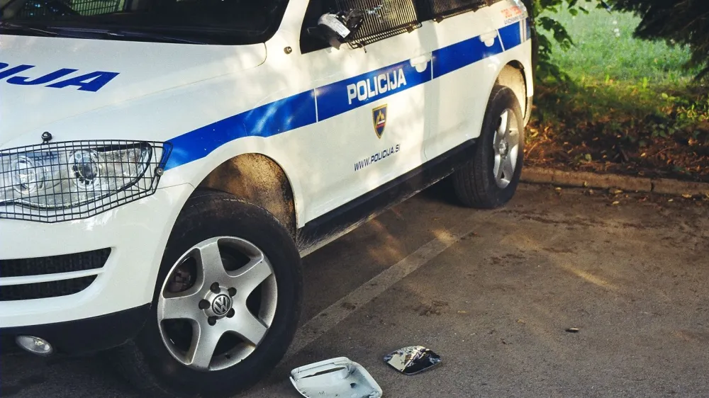 ﻿Poškodovan policijski avtomobil policija maščevanje