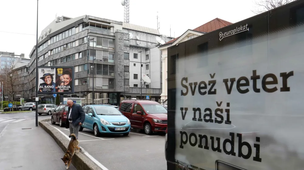 - 14.04.2023 – simbolična fotografija – RTV - Raditelevizija Slovenija, jumbo plakat - napis: SVEŽ VETER V NAŠI PONUDBI //FOTO: Tomaž Skale