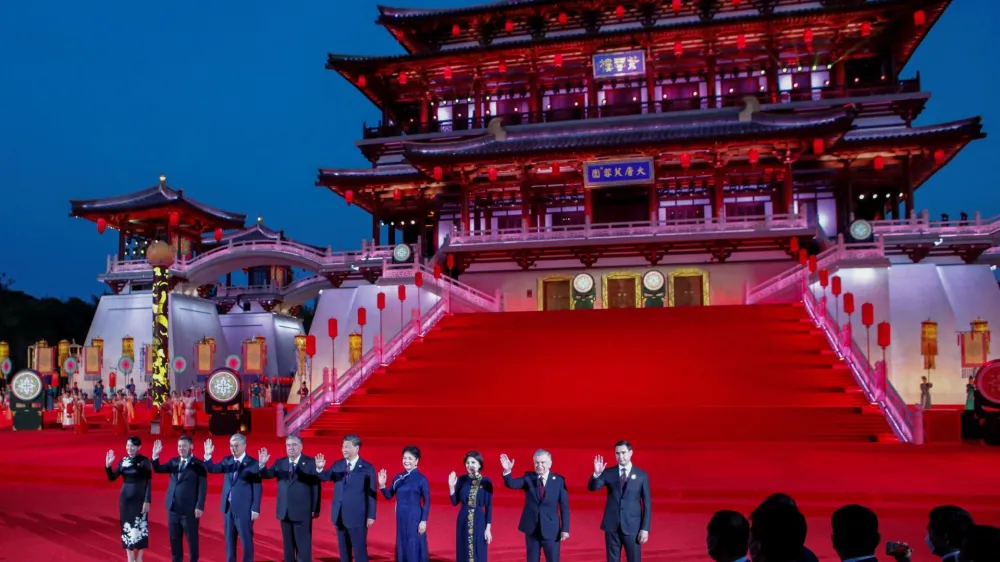 Kyrgyzstan's President Sadyr Japarov and his wife Aigul Japarova, Tajikistan's President Emomali Rahmon, Kazakhstan's President Kassym-Jomart Tokayev, Chinese President Xi Jinping and his wife Peng Liyuan, Turkmenistan's President Serdar Berdymukhamedov, Uzbekistan's President Shavkat Mirziyoyev and his wife Ziroatkhon Hoshimova, pose for a picture during the welcome ceremony for the China-Central Asia summit in Xian, Shaanxi province, China May 18, 2023. REUTERS/Florence Lo/Pool