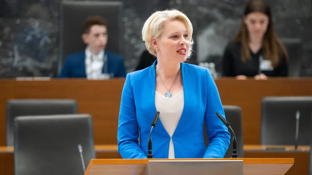 Ljubljana, DZ.<br>Nacionalni otroski parlament na temo Dusevno zdravje otrok in mladih, ki ga je pripravila Zveza prijateljev mladine Slovenije (ZPMS).<br>Predsednica DZ Urska Klakocar Zupancic.