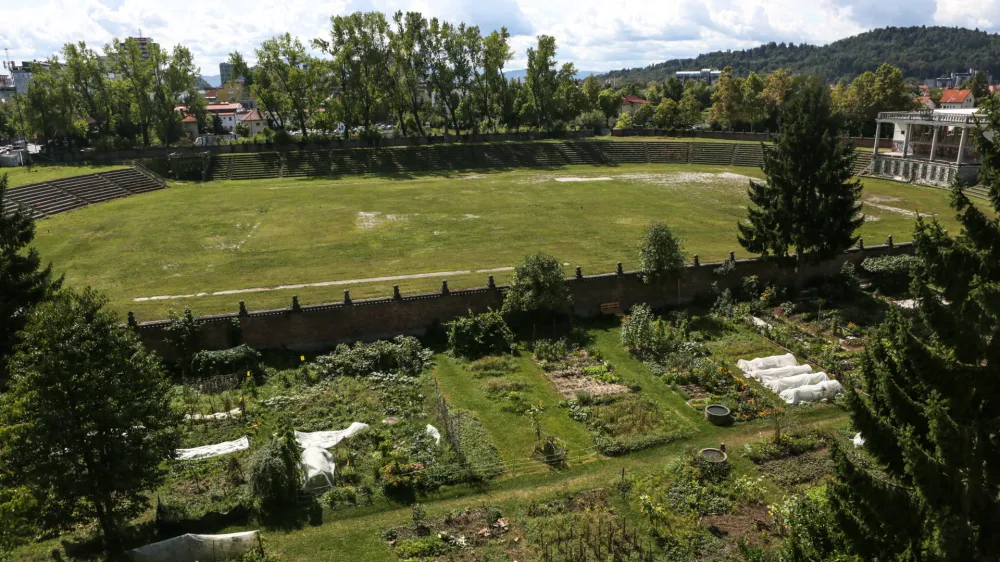 ﻿- zemljišče med stadionom in Fondovimi bloki. - vrtički - <br><br><br>- 04.08.2017 - Plečnikov stadion za Bežigradom – športni park poslovneža Jožeta Pečečnika - kulturni spomenik  //FOTO: Luka Cjuha.