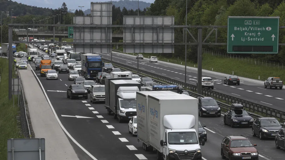 - 18.05.2023 – Ljubljanska obvoznica – prometni zastoj zaradi praznika Jezusovega vnebohod v nekaterih državah //FOTO: Luka Cjuha