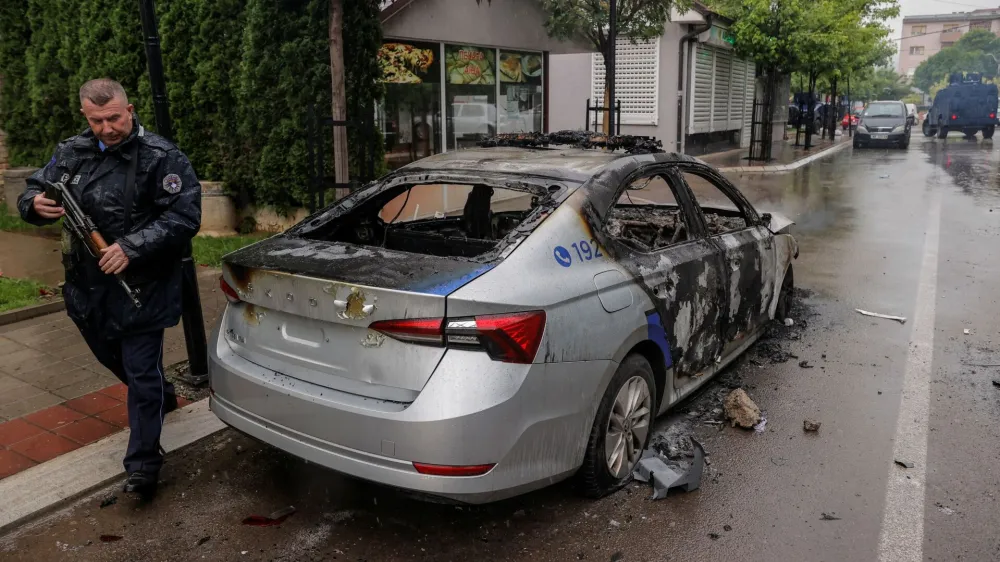 V štirih občinah na severu Kosova, kjer so začeli kosovski župani prevzemati svoje dolžnosti, so protestniki napadli policiste. Zagorelo je vsaj eno policijsko vozilo (na fotografiji levo), policija je uporabila tudi solzivec. Lokalni srbski politiki, kot je Aleksandar Arsenijević, so poskušali v pogovoru s policisti umiriti napetosti, ki so naraščale tudi v Srbiji. Foto: Reuters