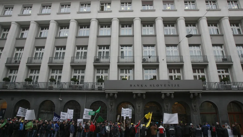 Po pojasnilih ZPS tisti, ki sedaj predčasno odplačajo kredit, v nekaterih primerih avtomatsko dobijo povrnjen del stroškov, v nekaterih primerih pa morajo oddati vlogo. Tisti, ki so kredit predčasno poplačali že prej, pa morajo oddati vlogo. Fotografija je simbolična.