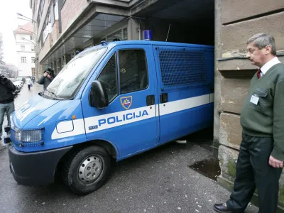 v policijskem vozilu Stephen Casiraghi,<br><br><br><br>- Policijska postaja Center - Trdinova ulica - Policija - Varnost Sintal - Okrajno sodišče Ljubljana<br><br><br><br> // FOTO: Luka CjuhaOPOMBA: ZA OBJAVO V ČASOPISU DNEVNIK