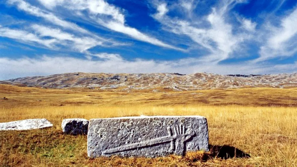 Stečke, srednjeveške nagrobnike, so ljudje postavljali tudi visoko v planinah, kjer so pasli živino. Zaradi njihove masivnosti arheologi spomenike primerjajo z znamenitim Stonehengeem v Angliji. 