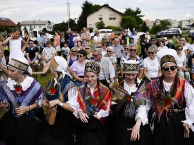 Mlade in neporočene tekmovalce so spremljale tudi njihove dečve, oblečene v narodne noše.