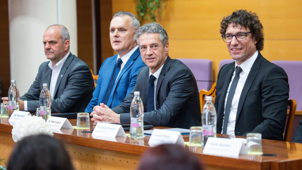 Drugi energetski steber bo poslej kot generalni direktor vodil Dejan Paravan (na fotografiji desno). Na fotografiji po vrstnem redu od desne proti levi še predsednik vlade Robert Golob, minister za okolje, podnebje in energijo Bojan Kumer ter minister za naravne vire in prostor Uroš Brežan.