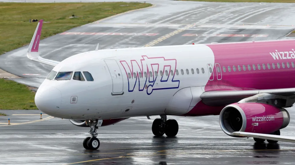 FILE PHOTO: A Wizz Air Airbus A320 at Luton Airport, Luton, Britain, May 1, 2020. REUTERS/Andrew Boyers/File Photo/File Photo