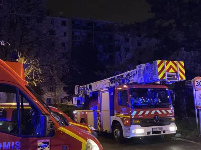 Francija, Lyon.<br>V pozaru, ki je izbruhnil v sedemnadstropni stanovanjski zgradbi v predmestju Lyona na vzhodu Francije, je umrlo najmanj deset ljudi, od tega pet otrok. 14 ljudi je bilo poskodovanih, lazje poskodbe pa sta utrpela tudi dva gasilca.<br>Foto: Twitter