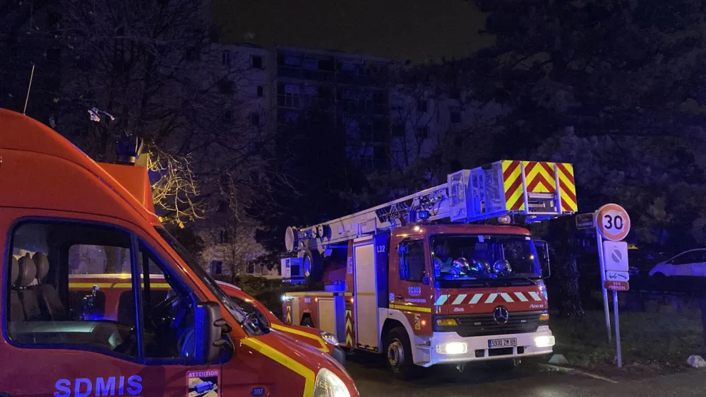 Francija, Lyon.<br>V pozaru, ki je izbruhnil v sedemnadstropni stanovanjski zgradbi v predmestju Lyona na vzhodu Francije, je umrlo najmanj deset ljudi, od tega pet otrok. 14 ljudi je bilo poskodovanih, lazje poskodbe pa sta utrpela tudi dva gasilca.<br>Foto: Twitter