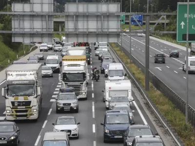 ﻿- 30.05.2019 – zastoji na ljubljanski zahodni obvoznici, Šentvid - Kozarje - promet, gneča, avtomobili, kamioni, motoristi  //FOTO: Jaka Gasar