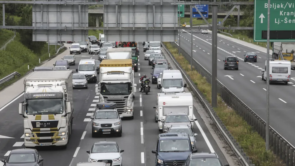 ﻿- 30.05.2019 – zastoji na ljubljanski zahodni obvoznici, Šentvid - Kozarje - promet, gneča, avtomobili, kamioni, motoristi  //FOTO: Jaka Gasar