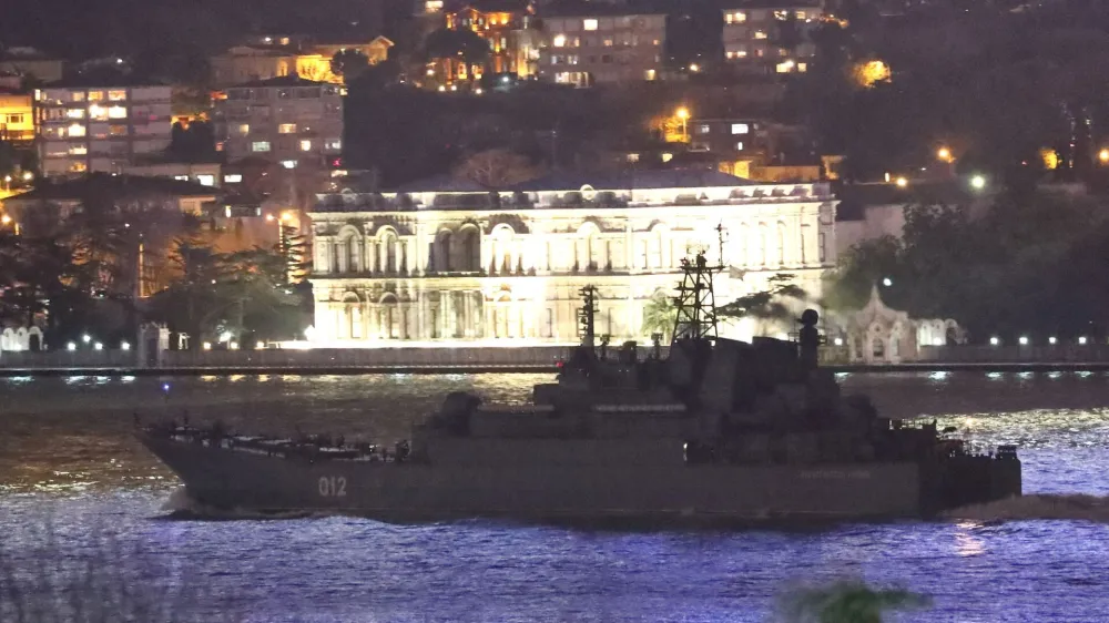 FILE PHOTO: The Russian Navy's large landing ship Olenegorsky Gornyak sets sail in the Bosphorus, on its way to the Black Sea, in Istanbul, Turkey February 9, 2022. REUTERS/Murad Sezer/File Photo