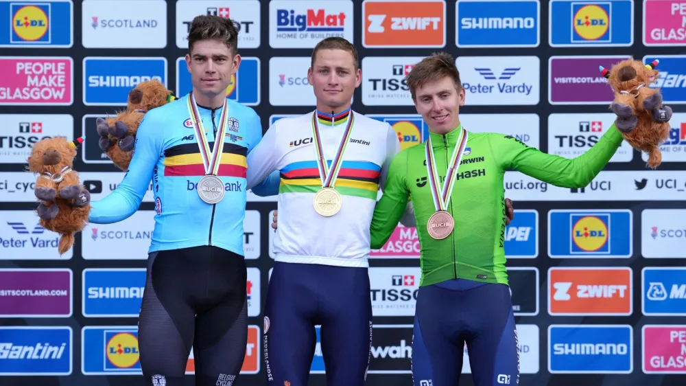 Najboljši trije kolesarji letošnje cestne dirke na svetovne prvenstvu. Od leve proti desni: Wout van Aert, Mathieu van der Poel in Tadej Pogačar.