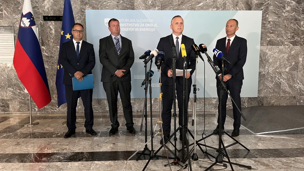 Minister za okolje podnebje in energijo Bojan Kumer, generalni direktor podjetja ECE Sebastijan Roudi, predsednik uprave skupine Gen- I Maks Helbl in Jože Semolič, član uprave Petrola napovedujejo simbolično ceno za dobavljeno elektriko za poplavljence do konca leta. 