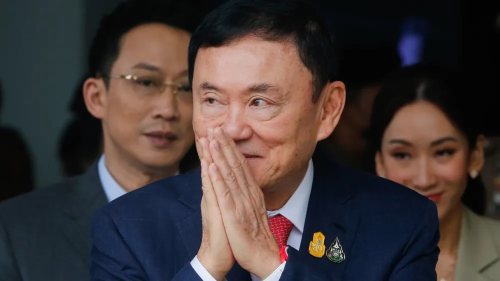 22 August 2023, Thailand, Don Mueng: Former Thai Prime Minister Thaksin Shinawatra (C), son Panthongtae (L) and daughter Pinthongta (R) greet supporters after his return to Thailand. Shinawatra has returned to Thailand after 15 years in exile. Photo: Chaiwat Subprasom/SOPA Images via ZUMA Press Wire/dpa