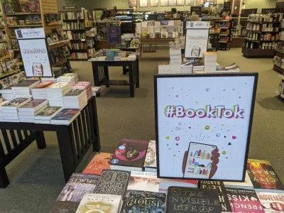 Knjigarne v tujini knjige, ki so priljubljene na BookToku, postavljajo na posebne police. Knjigarna in založba Bloomsbury je na knjižne platnice začela lepiti nalepke #BookTok in zabeležila kar 220 odstotno rast v prodaji označenih knjig.