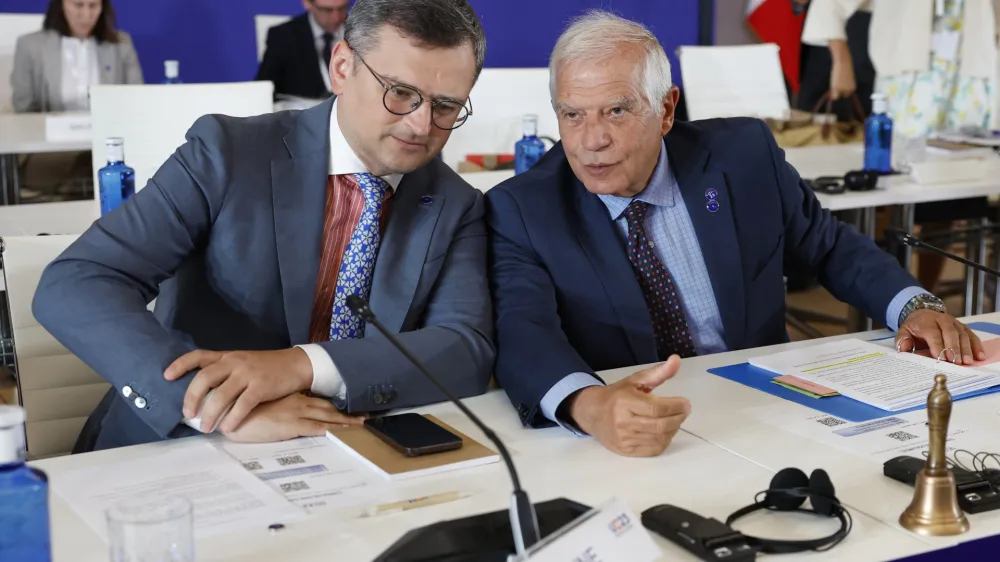 HANDOUT - 31 August 2023, Spain, Toledo: Ukrainan Foreign Affairs Minister Dmytro Kuleba (L) and High Representative of the European Union for Foreign Affairs and Security Policy Josep Borrell attend an informal meeting of EU foreing affairs ministers held in Toledo. Photo: Chema Moya/Pool PEUE/European Council/dpa - ATTENTION: editorial use only and only if the credit mentioned above is referenced in full