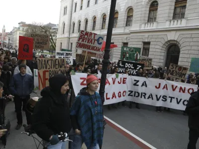 - 07.04.2023 - Protestni shod iniciative Glas ljudstva na Svetovni dan zdravja - Pohod za javno zdravstvo z Javno tribuno –zahtevali interventni zakon, v katerem predlagajo rešitve za krepitev javnega zdravstva - paket dveh zakonskih sprememb, ukinitev dopolnilnega zdravstvenega zavarovanja in predlog za pravičnejši davek - protest //FOTO: Luka Cjuha