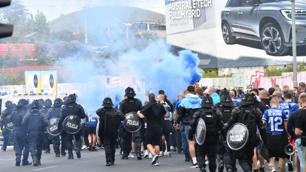 Ljubljana, Dunajska cesta.<br>Navijaci nogometnega kluba Slovan Bratislava na poti proti stadionu Stozice, kjer bo potekala tekma Konferencne lige med Slovanom in ljubljansko Olimpijo.