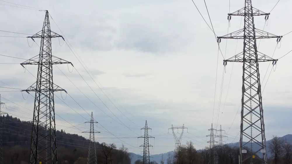 ﻿- 08.04.2015 - Električni daljnovod 2x400 kV Beričevo-Krško, elektrika - električni vod - elektroenergetsko omrežje - električna energija - //FOTO: Jaka Gasar