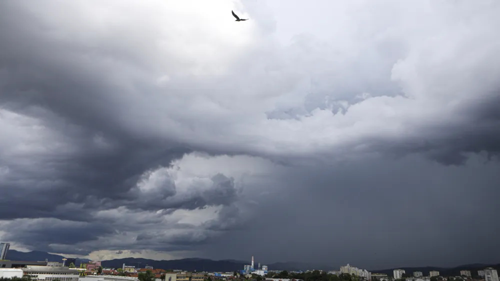 - 08.06.2023 - nevihtni oblaki nad Ljubljano, nevihta, dež, oranžni alarm. močnejši naliv, neurje<br><br> <br>//FOTO: Luka Cjuha