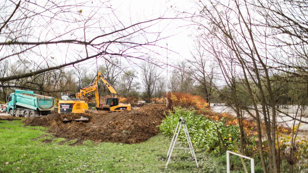 - Gradnja nasipa ob reki Savi za protipoplavno zaščito Sneberij.- 03.11.2023.- Priprave na poplave v naselju Snebersko nabrežje v Ljubljani.//FOTO: Bojan Velikonja