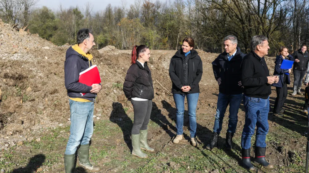 predsednik vlade Robert Golobministrica za infrastrukturo mag. Alenka Bratušekljubljanski župan Zoran Janković - 15.11.2023 – Sneberje - ogled obnove v ujmi prizadetih območij v ljubljanskih Sneberjah; //FOTO: Bojan Velikonja