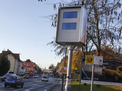 ﻿- 24.10.2017 - Dolenjska cesta v Ljubljani - novi stacionarni super radar ki lahko meri hitrost na obeh straneh prometnega toka hkrati, pri čemer lahko spremlja več vozil - nadzor hitrosti s samodejno merilno napravo – meritev hitrosti <br><br><br> //FOTO: Jaka Gasar