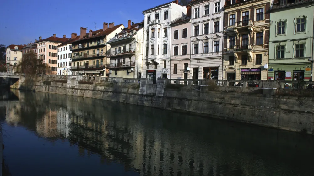 Eden od ciljev, ki jih je strokovna javnost na tematski delavnici MOL o podobi mesta in mestne krajine opredelila za vizijo Ljubljane 2045, je pomen prenove obstoječega stavbnega tkiva v mestu. Foto: Bojan Velikonja 