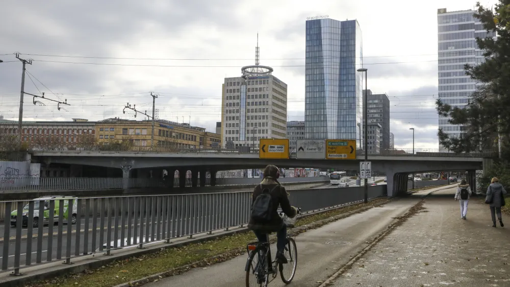 V času gradnje nadomestnega železniškega nadvoza nad Dunajsko cesto bodo tudi pešci in kolesarji morali ubirati obvozne poti. 