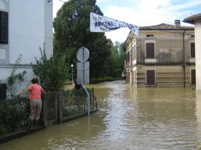 poplavljeno središče Mirna v spodnji Vipavski dolini - bregove prestopila reka Vipava