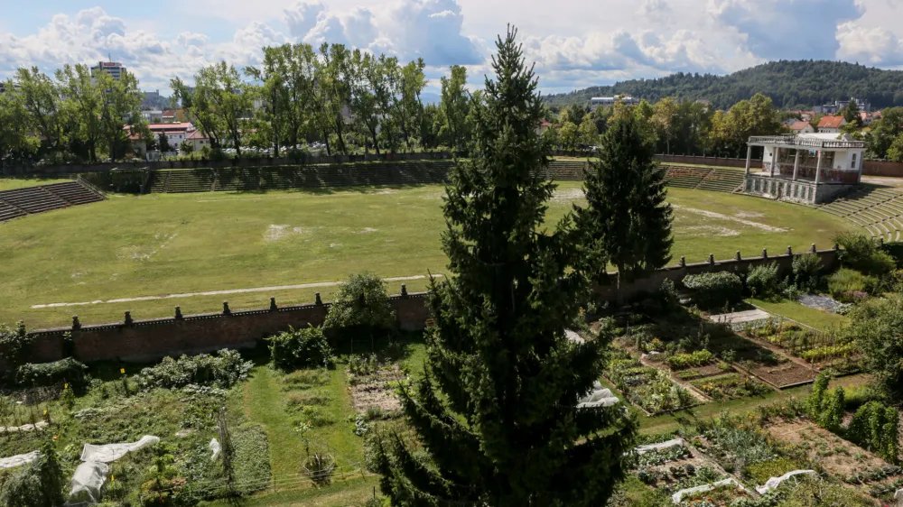 ﻿- zemljišče med stadionom in Fondovimi bloki. - vrtički - <br><br><br>- 04.08.2017 - Plečnikov stadion za Bežigradom – športni park poslovneža Jožeta Pečečnika - kulturni spomenik  //FOTO: Luka Cjuha.